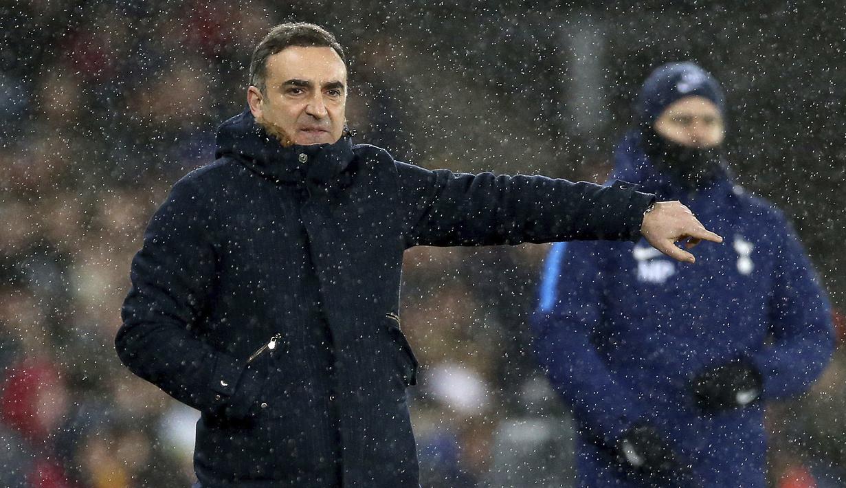 Gaya pelatih Swansea City, Carlos Carvalhal memberikan arahan kepada timnya saat melawa Tottenham Hotspur pada lanjutan Premier League di The Liberty Stadium, Swansea, (2/1/2018). Spurs menang 2-0.  (Nigel French/PA via AP)