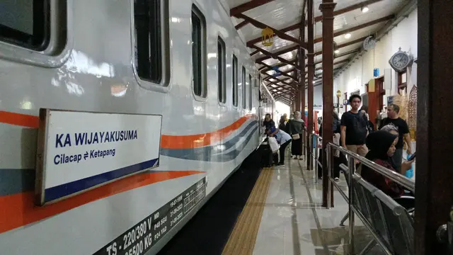 Masa angklutan lebaran 2025 para penumpang bersiap naik ke dalam kereta api di Staisun Jember (Istimewa)