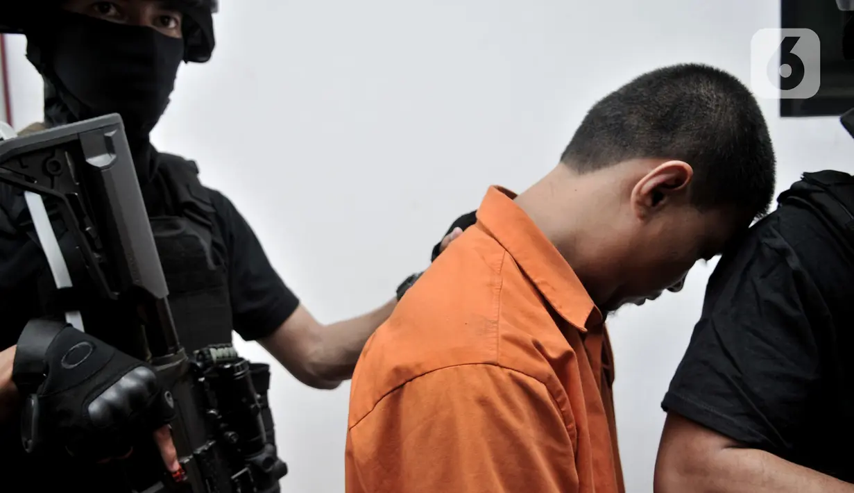 Tersangka saat dihadirkan dalam rilis kasus narkoba di Gedung Ditresnarkoba, Polda Metro Jaya, Jakarta, Senin (20/1/2020). Dalam kasus ini polisi mengamankan barang bukti sabu seberat 2 kilogram dan menangkap dua pelaku, satu di antaranya tewas akibat melawan saat diringkus. (merdeka.com/Iqbal S. Nu