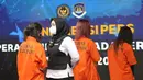 Pengawasan dilakukan untuk memastikan kepatuhan WNA terhadap ketentuan izin tinggal dan aktivitas yang dijalankan di Indonesia. Tampak dalam foto, beberapa Warga Negara Asing (WNA) yang terjaring Operasi Wira Waspada 2025 diperlihatkan saat rilis di Gedung Direktorat Jenderal Imigrasi, Jakarta Selatan, Selasa (16/12/2025). (merdeka.com/Arie Basuki)