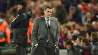 Reaksi pelatih Barcelona Ernesto Valverde saat menyaksikan pertandingan semifinal leg kedua Liga Champions UEFA antara Liverpool dan Barcelona di Anfield, Liverpool, Inggris, 7 Mei 2019. Barcelona memecat Valverde dan menggantinya dengan Quique Setien. (Oli SCARFF/AFP)