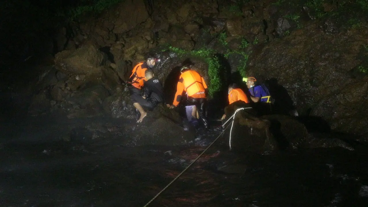 Tim SAR gabungan melakukan operasi SAR seorang remaja Banjarnegara yang tenggelam di Curug Tiga, Baturraden, Banyumas. (Foto: Liputan6.com/Tagana Banyumas)