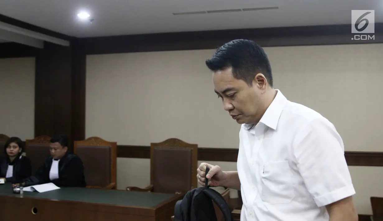 Terdakwa dugaan suap pengadaan satelit monitoring Bakamla, Fayakhun Andriadi saat menjalani sidang lanjutan di Pengadilan Tipikor, Jakarta, Rabu (10/10). Agenda sidang mendengar keterangan saksi ahli kuasa hukum terdakwa. (Liputan6.com/Herman Zakharia)