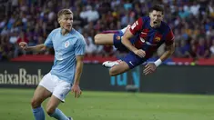 Penyerang Barcelona Robert Lewandowski terbang di udara setelah melakukan kontak dengan bek Celta Vigo, Carl Starfelt pada pekan ke-6 Liga Spanyol 2023/2024 di Estadio Olimpic Lluis Companys, Minggu (24/9/2023) dini hari WIB. (AP Photo/Joan Monfort)