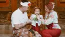 Bahkan, tak sedikit pula yang merasa gemas dengan penampilan baby Xarena. Pasalnya, putri pertama Siti Badriah dan Krisjiana ini terlihat begitu menggemaskan dengan baju adat Bali. (Liputan6.com/IG/@sitibadriahh)