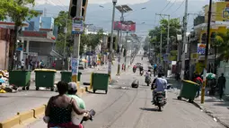Tempat sampah memblokir jalan raya saat terjadi protes krisis bahan bakar di Port-au-Prince, Haiti, Senin (16/9/2019). Krisis bahan bakar menyebabkan transportasi umum tidak beroperasi. (AP Photo/Dieu Nalio Chery)