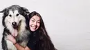 Tidak bisa disembunyikan ekspresi wajah sumringah dari perempuan kelahiran 25 Agustus 1996 saat memeluk dengan hangat anjing berukuran besar yang ada di sampingnya. Rasa sayang Devina kepada Anjing terlihat jelas dari sorot mata yang berbinar-binar saat memeluk anjing. (Liputan6.com/IG/@devinaureel)