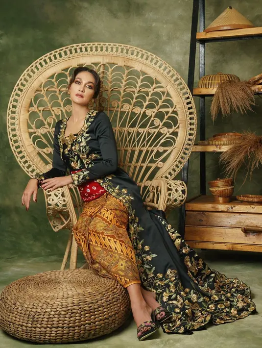 Penampilannya disempurnakan dengan obi merah dan kain batik keemasan yang serasi. [Foto: Instagram/doleytobing]