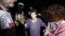 Pada Senin malam, Hamas mengonfirmasi pembebasan dua wanita lanjut usia (lansia) asal Israel Yocheved Lifshitz (85) dan Nurit Yitzhak yang juga dikenal dengan nama Nurit Cooper (79) karena alasan kemanusiaan. Pembebasan tawanan ini dilakukan atas mediasi Qatar dan Mesir. (Al Qassam brigades via AP)