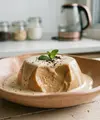 Puding Teh Tarik dengan Saus Susu (AI Generated)