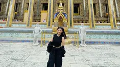 Ziva Magnolya menikmati waktu liburannya di Thailand dengan mengunjungi Grand Palace yang berada di Bangkok. Perempuan 22 tahun itu tampil dengan mengenakan setelan serba hitam. Tak lupa, Ziva mengabadikan potretnya di tempat wisata yang memiliki arsitektur megah dan berlapis emas tersebut. (Liputan6.com/IG/@zivamagnolya)