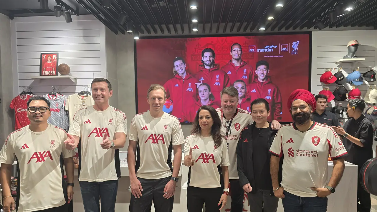 Lucas Leiva mengadakan meet and greet di Liverpool FC Retail Pondok Indah Mall 2