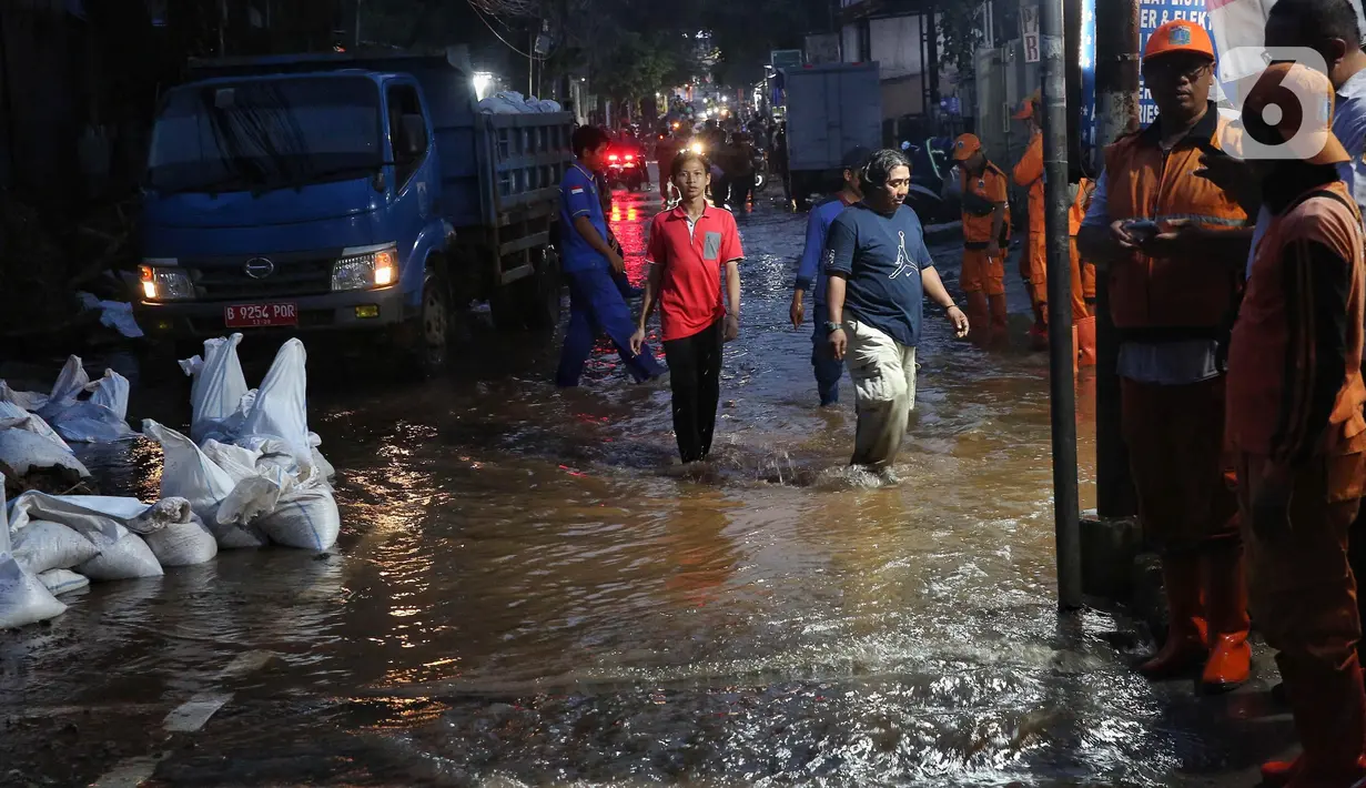 Ambruknya tembok tersebut menutup saluran air yang ada di sekitarnya, membuat kawasan tersebut tergenang akibat luapan air.  (Liputan6.com/Angga Yuniar)