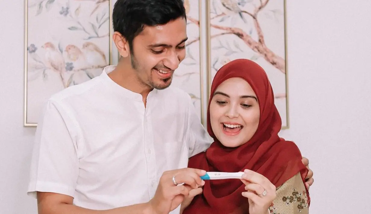 Namun Vebby Palwinta tak menyebutkan usia kandungannya saat ini. Pemain sinetron Arti Sahabat itu juga meminta doa untuk kehamilan anak keduanya. Raut bahagia begitu terpancar dari pasangan ini. (Liputan6.com/IG/@vebbypalwintaa)