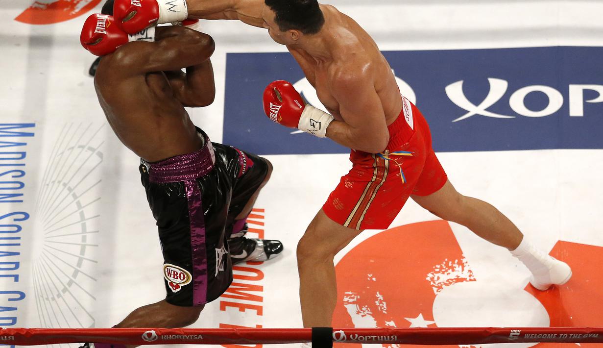 Wladimir Klitschko tengah memberi hantaman keras ke Bryant Jennings. (AP Photo/Julio Cortez)
