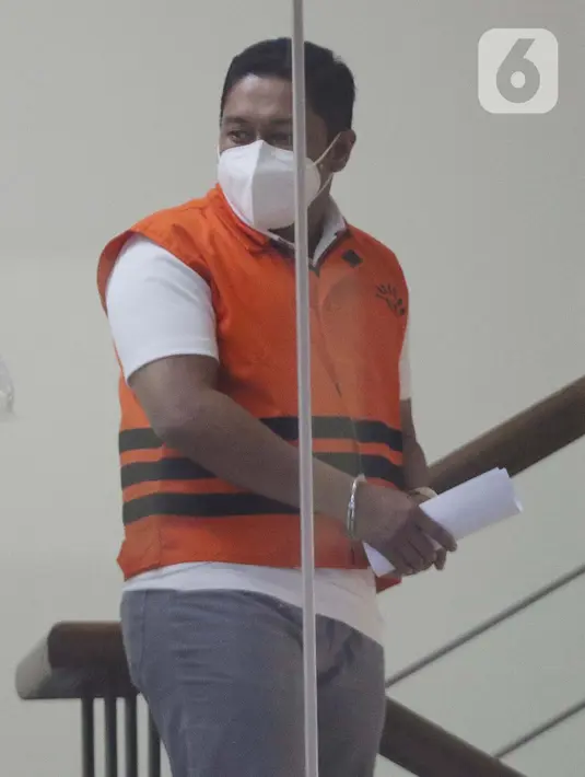 Mantan penyidik KPK dari unsur Polri, Stepanus Robin Pattuju usai menjalani pemeriksaan labnjutan di Gedung KPK, Jakarta, Selasa (8/6/2021). Stepanus Robin Pattuju merupakan tersangka dugaan suap terkait penanganan perkara Wali Kota Tanjung Balai 2020-2021. (Liputan6.com/Helmi Fithriansyah)