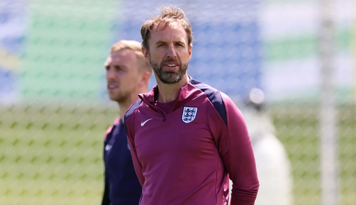 Pelatih Timnas Inggris, Gareth Southgate saat memimpin latihan timnya menjelang laga final Euro 2024 melawan Spanyol di Blankenhain, Jerman, Sabtu (13/07/2024) WIB. (AFP/Adrian Dennis)