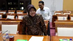 Walikota Surabaya Tri Rismaharini bersiap melakukan Rapat dengar Pendapat dengan Komisi III DPR, Jakarta, Selasa (29/11). Komisi III meminta penjalasan tentang perkembangan pembangunan pasar Turi Surabaya ke Risma. (Liputan6.com/Johan Tallo)
