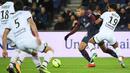 Pemain PSG, Kylian Mbappe (2kanan) berusaha melewati adangan pemain Dijon, Valentin Rosier pada laga Ligue 1 di Parc des Princes stadium, Paris, (17/1/2018). PSG menang telak 8-0. (AFP/Christope Archambault)
