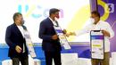 President Director & CEO of Indosat Ooredoo Hutchison Vikram Sinha (tengah) berbincang dengan Komisaris Independen Indosat Ooredoo Hutchison Rudiantara dan Acting CEO PT Bank QNB Indonesia Tbk. (BKSW) Geoffry Nugraha saat peluncuran UCan di Jakarta, Rabu (19/1/2022). (Liputan6.com/HO/Rizki)