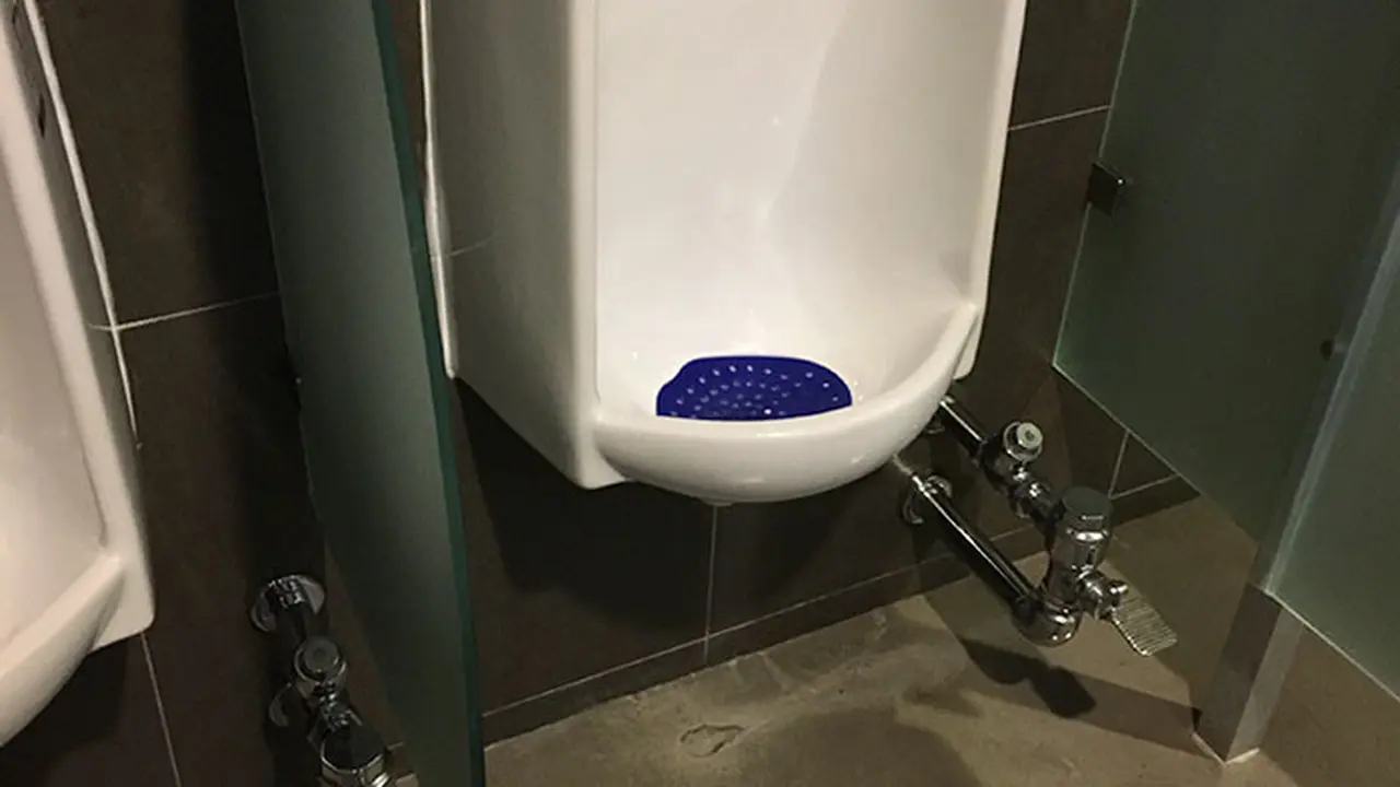 Buktikan Toilet Bersih, Karyawan Perusahaan Makan di Urinoir