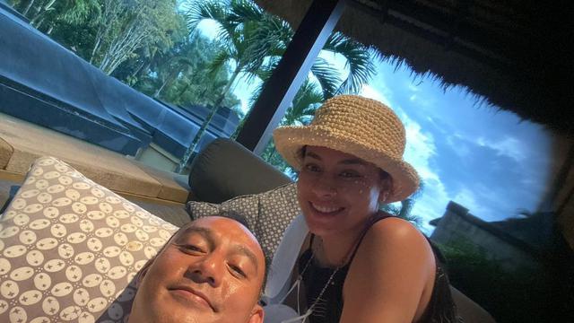 6 Potret Kebersamaan Dipo Latief dan Sang Kekasih, Disebut Mirip Sophia Latjuba