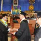 Gubernur Soekarwo menerima anugerah gelar Doktor Honoris Causa Bidang Ekonomi dari Unair (Liputan6.com/Dian Kurniawan)