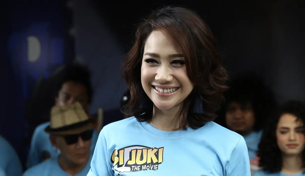 Dalam akting di depan kamera, kemampuan Bunga Citra Lestari sudah tidak diragukan lagi. Kini, perempuan biasa disapa BCL itu pingin keluar dari zona nyaman selama ini. Tantangan baru sebagai pengisi suara. (Galih W. Satria/Bintang.com)