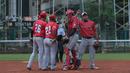 Para pemain Indonesia melakukan diskusi saat  melawan Singapura pada laga Asian Softball Championship di Senayan, Jakarta,Selasa (25/4/2018). Indonesia menang atas Singapura 8-2. (Bola.com/Nick Hanoatubun)