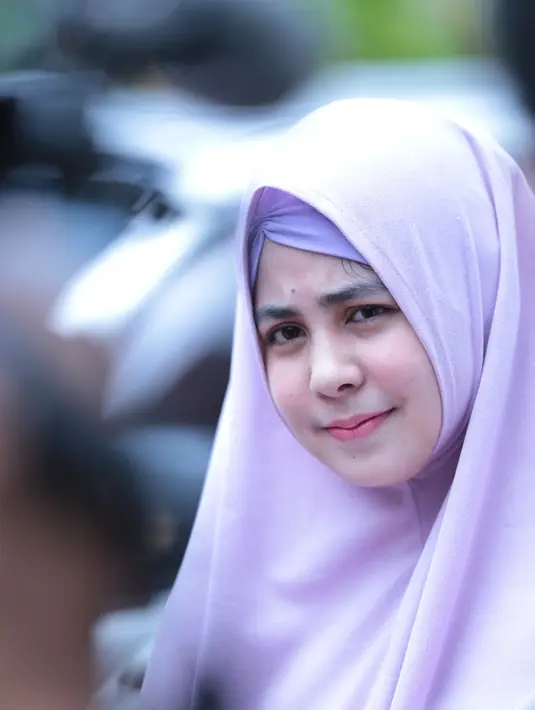 Risty Tagor bersama kuasa hukumnya datang terlambat, sidang kali ini berangendakan kesimpulan tertulis dari kedua belah pihak. (Adrian Putra/Bintang.com)