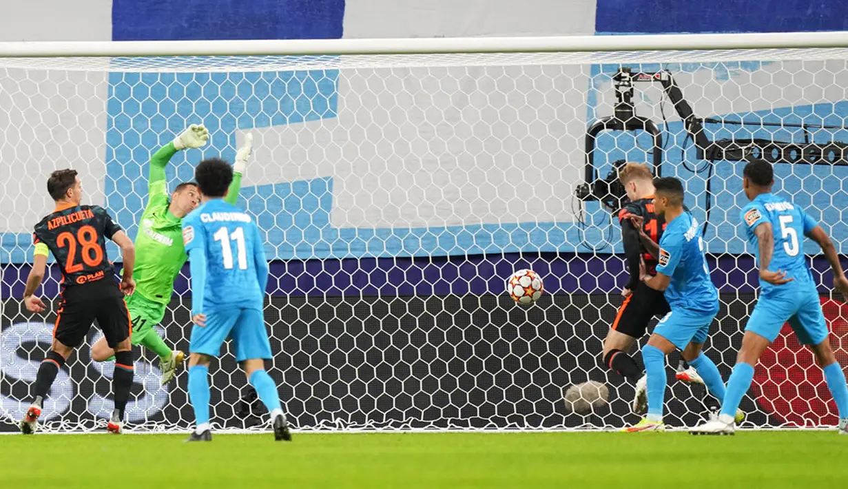 Pemain Chelsea Timo Werner (ketiga kanan) mencetak gol ke gawang Zenit St. Petersburg pada pertandingan sepak bola Grup H Liga Champions di Gazprom Arena, St.Petersburg, Rusia, 8 Desember 2021. Pertandingan berakhir dengan skor 3-3. (AP Photo/Dmitry Lovetsky)