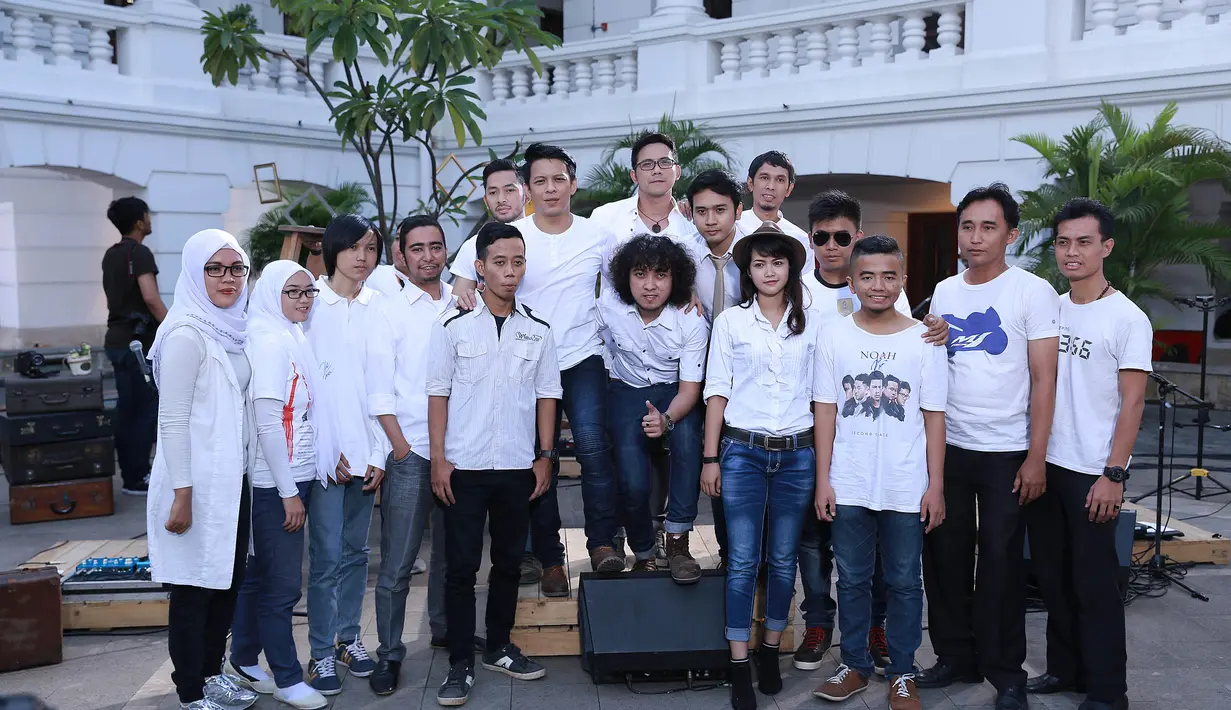 Para penggemar datang dari berbagai daerah, yang berhasil memenangkan lewat seleksi dari Vidio.com.  Menyaksikan gelaran Eargasm bersama NOAH di kawasan Kota. (Galih W. Satria/Bintang.com)