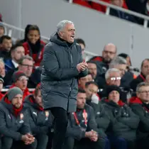 Pelatih Manchester United Jose Mourinho memberi arahan kepada pemainnya saat melawan Arsenal dalam pertandingan Liga Inggris di stadion Emirates, London (2/12). (AP Photo/Kirsty Wigglesworth)