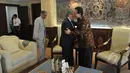 Ketua DPD RI Irman Gusman (kanan) menyambut kedatangan Dubes Iran Untuk Indonesia Valiollah Mohammadi (tengah) di ruang pimpinan DPD RI, Jakarta, Senin (4/5/2015). Pertemuan tersebut membahas hubungan bilateral kedua negara. (Liputan6.com/Andrian M Tunay)