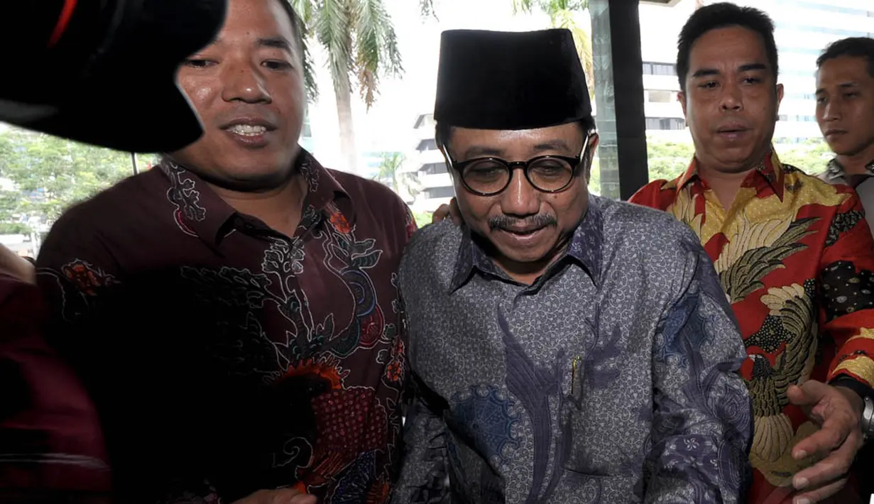 Mantan Sekjen Kementerian ESDM, Waryono Karno (kanan) kembali menjalani pemeriksaan di KPK, Jakarta, Kamis (4/12/2014). (Liputan6.com/Miftahul Hayat)