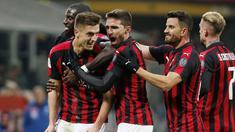 Selebrasi pemain AC Milan usai Krzysztof Piatek mencetak gol pada menit ke-10 di laga perempat final Coppa Italia yang berlangsung di stadion San Siro, Milan, Rabu (30/1). AC Milan menang 2-0 atas Napoli (AP/Antonio Calanni)