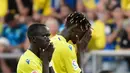 Orang-orang di stadion, termasuk kedua tim terlihat tertunduk dan berdoa agar situasi segera membaik. (AFP/Cristina Quicler)