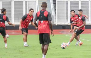 Pemain Persija saat melakukan latihan di Stadion Madya, Kompleks Gelora Bung Karno, Senayan, Jakarta, Jumat (2/1/2026). Mengawali tahun 2026, Persija Jakarta akan melakoni laga kandang melawan Persijap Jepara. (Bola.com/Abdul Aziz)
