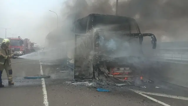 Sebuah bus pariwisata mengangkut siswa TK dilaporkan terbakar di Jalan Tol Wiyoto Wiyono Km 03, Jatinegara Jakarta Timur pada Kamis (24/10/2024) pagi. (Damkar Jaktim)