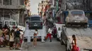 Sejumlah warga melihat langsung pembuatan film Fast and Furious 8 di Havana, Kuba (28/4). Havana terpilih menjadi lokasi syuting film yang disutradarai F. Gary Gray tersebut selain Islandia dan New York. (AFP PHOTO/ADALBERTO ROQUE)