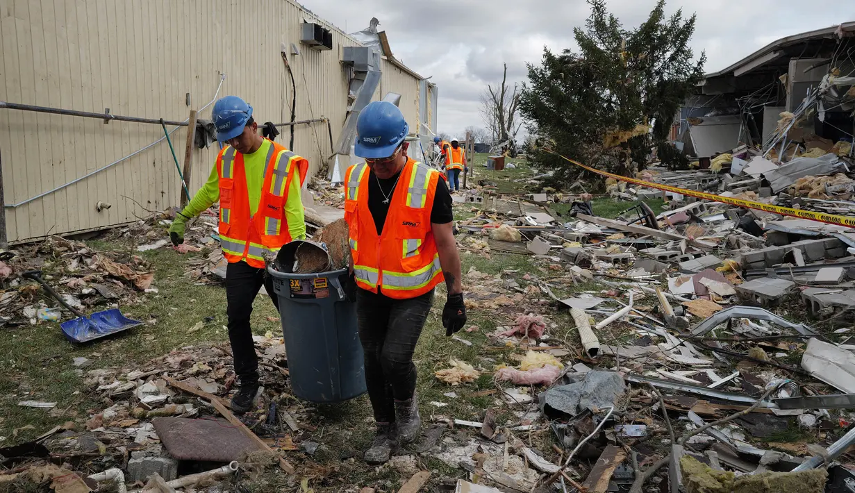 Tornado EF-3 dapat menghancurkan seluruh lantai rumah, merusak bangunan besar dan mengangkat mobil. (Scott Olson/Getty Images North America/Getty Images via AFP)