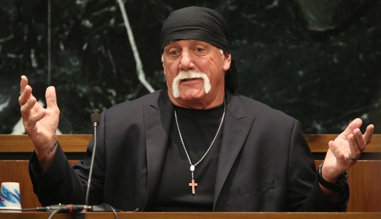 Bintang gulat Terry Bollea alias Hulk Hogan saat mengikuti persidangan dengan Gawker media di St. Petersburg , Florida, (8/11). Pria yang juga bintang Smackdown ini menuntut 100 juta dolar AS kepada Gawker media. (REUTERS/John Pendygraft)