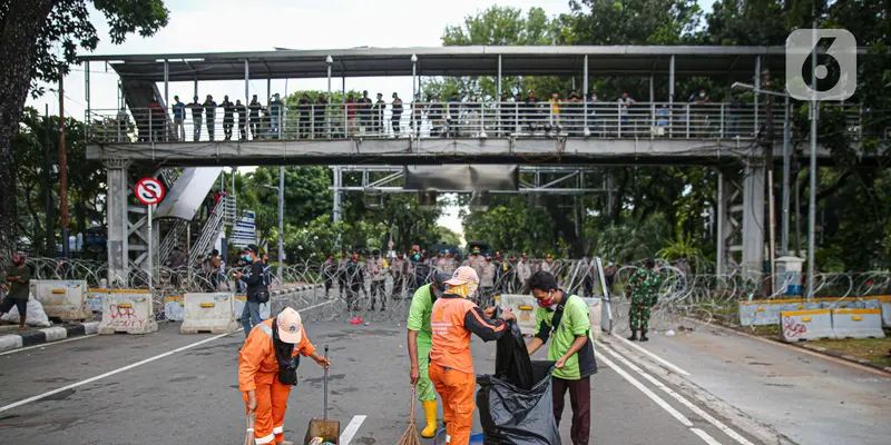 Aksi Cepat Petugas Kebersihan Bersihkan Sisa Sampah Unjuk Rasa