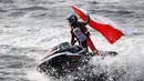 Atlet jetski Indonesia, Aqsa Sutan Aswar memacu jetskinya sambil membawa bendera Merah Putih setelah memperoleh medali emas kelas endurance runabout buka di Asian Games 2018, Jakarta, Minggu (26/8). (ANTARA FOTO/INASGOC/Andry Bey/inp/18)