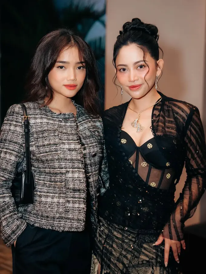 Bestie Goals, Gaya Kompak Monokrom Fuji An dan Erika Carlina Dukung Film Terbaru Rachel Vennya