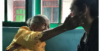 Artis peran Alexandra Gottardo akhirnya bisa ketemu dengan Opung Saulina Boru. Seorang nenek berusia 92 tahun, yang dihukum satu bulan 14 hari lantaran menebang pohon. (Instagram/got_alex)