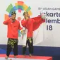 Pesilat Indonesia Hendy dan Yolla Primadona, usai menjuarai pencak silat nomor artistik ganda putra pada Asian Games di TMII, Jakarta, Senin (27/8/2018). Hendy dan Yolla mendapat mendali emas dengan nilai 580. (Merdeka.com/Arie Basuki)