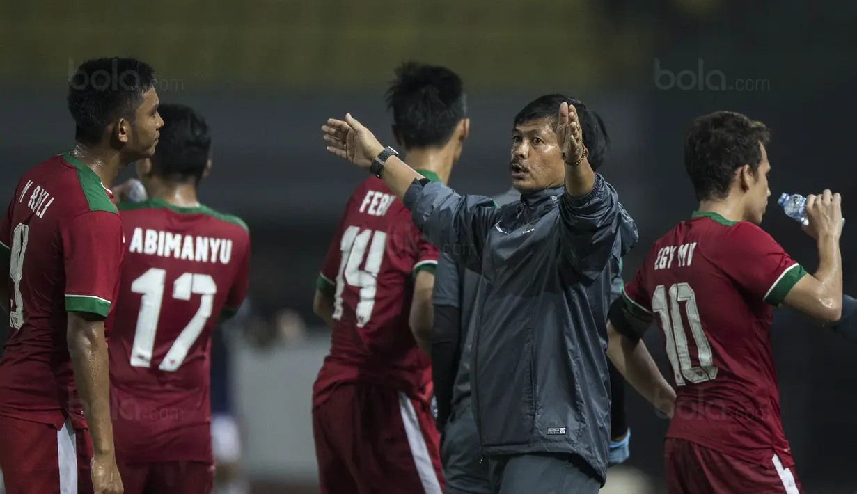 Pelatih Timnas Indonesia U-19, Indra Sjafri, memberikan instruksi saat melawan Kamboja U-19 pada laga persahabatan di Stadion Patriot, Bekasi, Rabu (4/10/2017). Indonesia menang 2-0 atas Kamboja. (Bola.com/Vitalis Yogi Trisna)