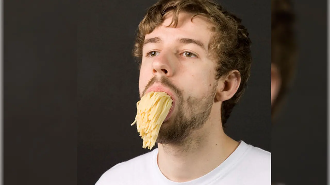 Pria Kurus Mampu Habiskan 24 Mangkuk Mie dalam 2 Menit 