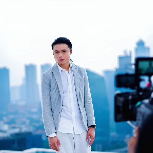 7 Potret Restu, Putra Charly van Houten yang Ikut Terjun di Dunia Musik